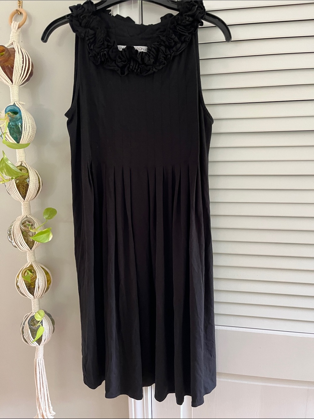 Maggy London Black Sleeveless Ruffle-Neck Pleated Day Dress